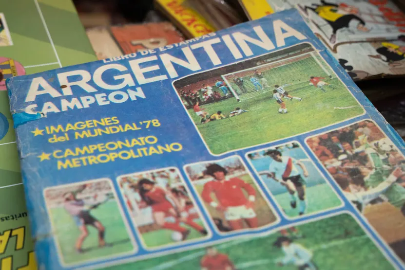 Álbum con figuritas de Argentina campeón en el Mundial 1978