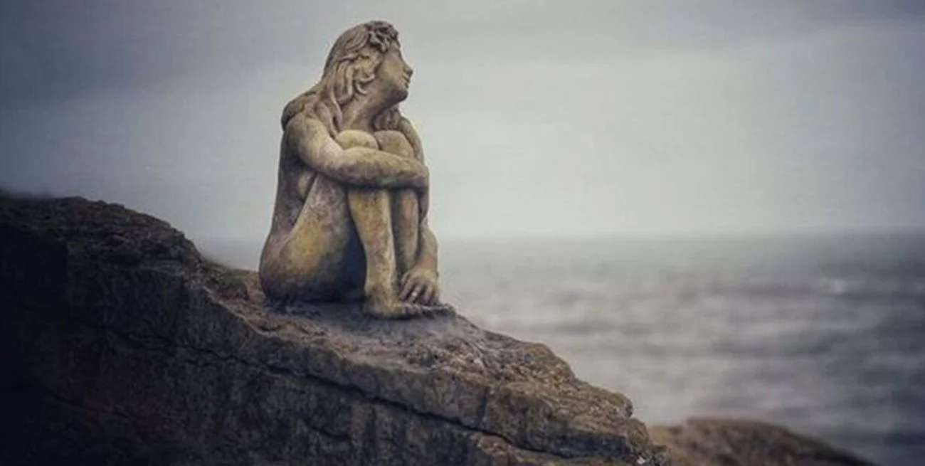 mujer mirando el amr