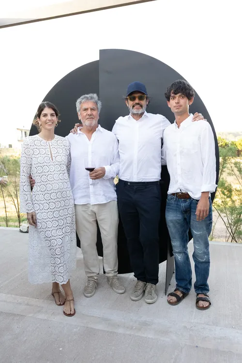 Nina y Hugo Pulenta junto a Federico Álvarez Castillo y su hijo en la apertura de la tienda de Etiqueta Negra, Pulenta Estate y Porsche en José Ignacio