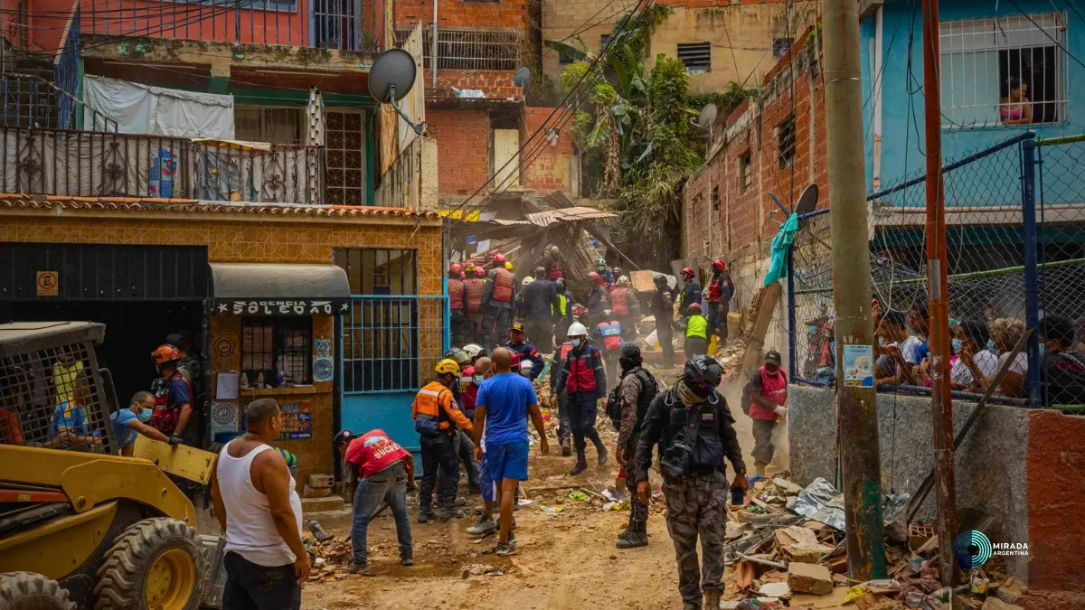 Rescatistas trabajan en la zona donde se derrumbó un edificio de tres pisos este lunes, en el barrio Unión de Petare en Caracas, Venezuela.Henry Chirinos EFE