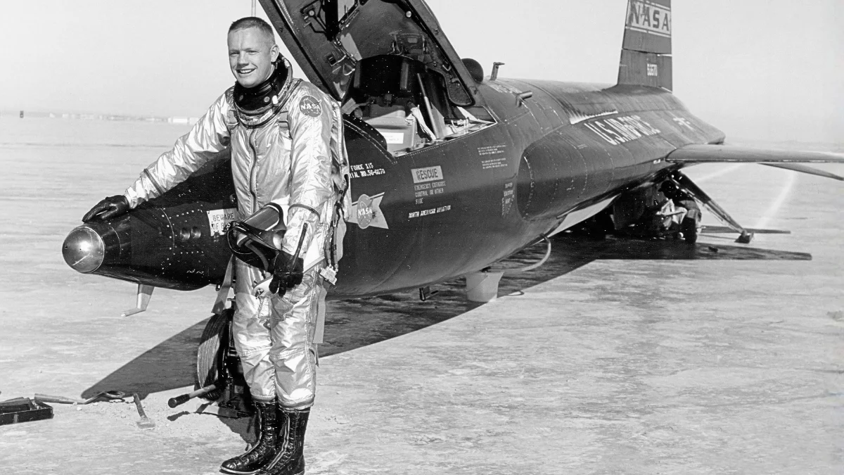 Neil Armstrong junto al avión X-15 (56-6670), después de un vuelo de investigación.